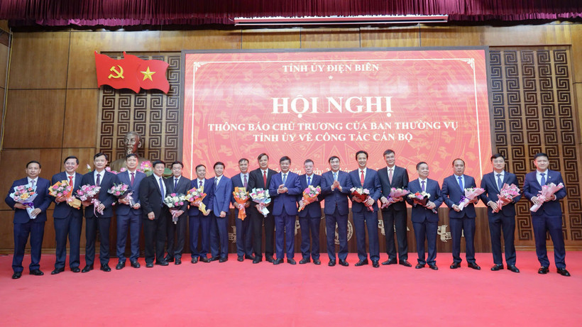Các đồng chí lãnh đạo Tỉnh ủy, HĐND, UBND, Ủy ban Mặt trận Tổ quốc Việt Nam tỉnh Điện Biên tặng hoa chúc mừng các nhân sự được điều động, bổ nhiệm.