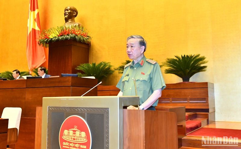 Bộ trưởng Công an Tô Lâm trình bày Tờ trình về dự án Luật sửa đổi, bổ sung một số điều của Luật Công an nhân dân. (Ảnh: ĐĂNG KHOA)