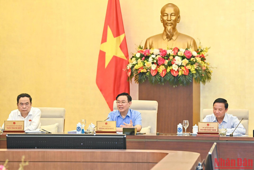 Chủ tịch Quốc hội Vương Đình Huệ phát biểu ý kiến tại phiên họp.
