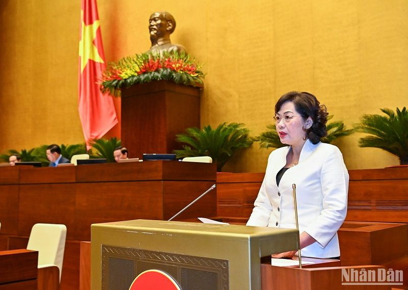 Thống đốc Ngân hàng Nhà nước Nguyễn Thị Hồng trình bày Tờ trình của Chính phủ về dự án Luật Các tổ chức tín dụng (sửa đổi) trong phiên họp sáng 5/6. (Ảnh: DUY LINH)