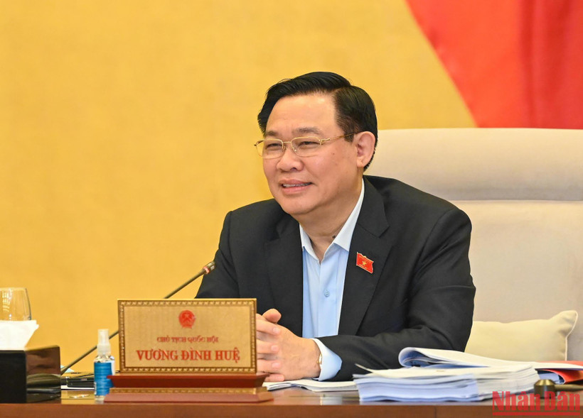Chủ tịch Quốc hội Vương Đình Huệ phát biểu tại phiên họp.