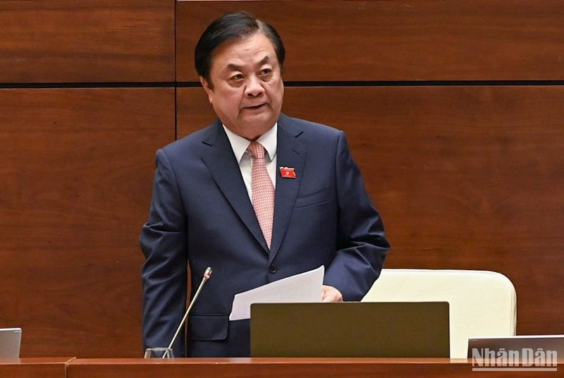 Bộ trưởng Nông nghiệp và Phát triển nông thôn Lê Minh Hoan đăng đàn trả lời chất vấn của đại biểu Quốc hội chiều 15/8. (Ảnh: DUY LINH)