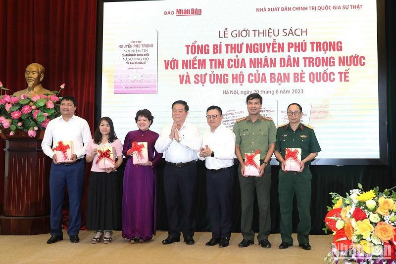 Trưởng Ban Tuyên giáo Trung ương Nguyễn Trọng Nghĩa và Tổng Biên tập Báo Nhân Dân Lê Quốc Minh trao sách tặng đại diện một số cơ quan, địa phương, đơn vị, trường học, thư viện. (Ảnh: THỦY NGUYÊN)