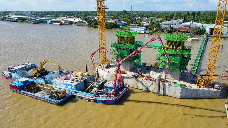 Xây dựng mố cầu Rạch Miễu 2.