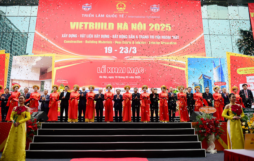 Các đại biểu thực hiện nghi lễ cắt băng khai mạc Triển lãm Vietbuild 2025 lần thứ nhất.