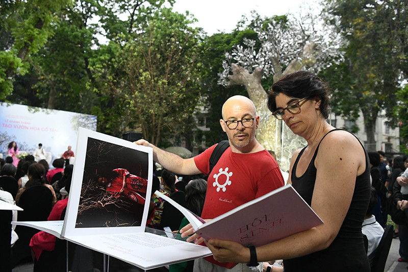 Du khách nước ngoài tham quan không gian văn hóa dự án nghệ thuật "Hồi sinh". Ảnh: Thế Dương.