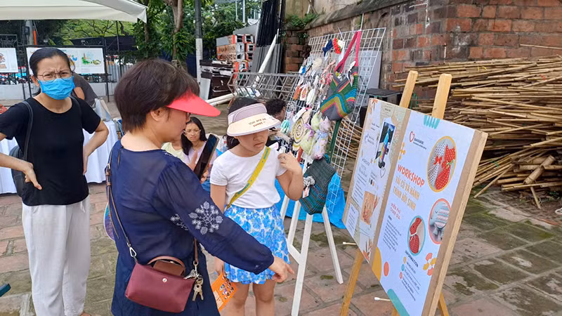 Khách tham dự trải nghiệm các sản phẩm thủ công tại sự kiện. (Ảnh: NGUYỄN DƯƠNG)