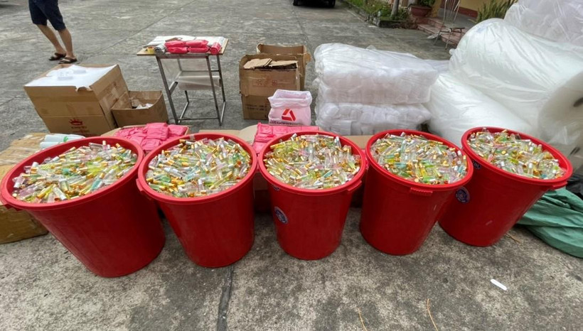 Tang vật thu giữ từ đường dây làm giả nước hoa quy mô lớn. (Ảnh: Công an cung cấp)