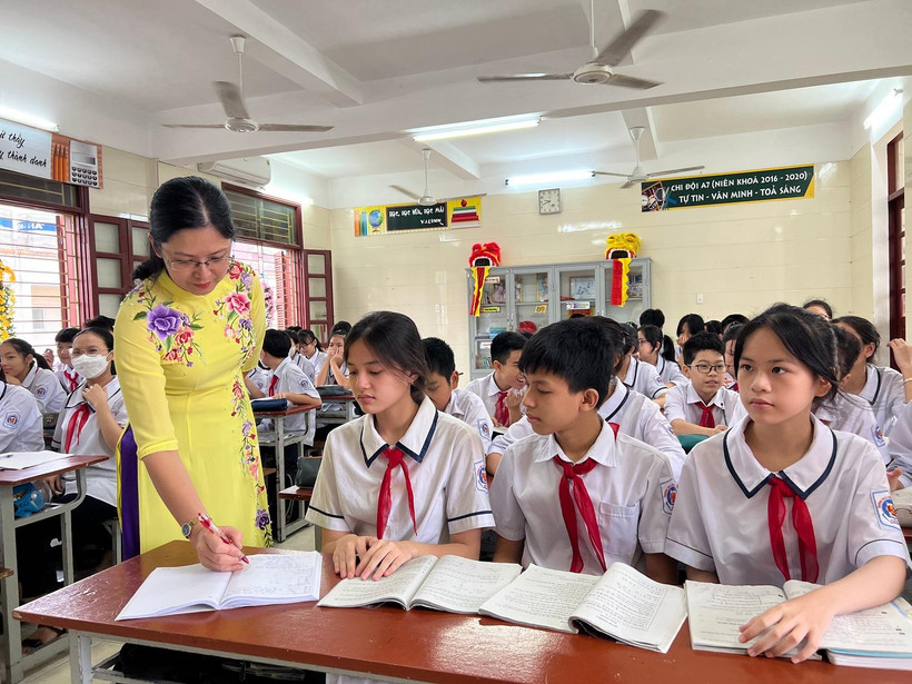 Cô giáo Trịnh Thị Thu Trang, Trường trung học cơ sở Lương Khánh Thiện, quận Kiến An, Hải Phòng trong giờ lên lớp.