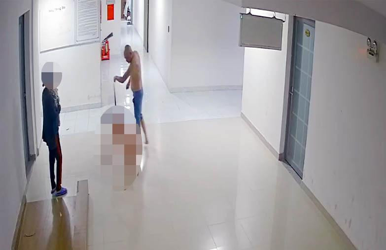 Luân dùng dây thắt lưng kéo con trai bò trong chung cư. (Ảnh cắt từ video).