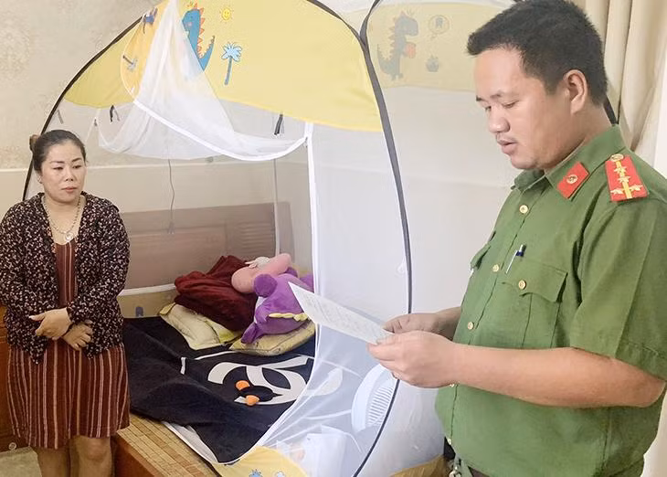 Công an thực hiện lệnh giữ người khẩn cấp đối với bà Hồ Thị Như Sương.