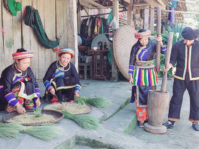 Người dân thôn Phiêng Phàng, xã Yến Dương trình diễn chế biến cốm.