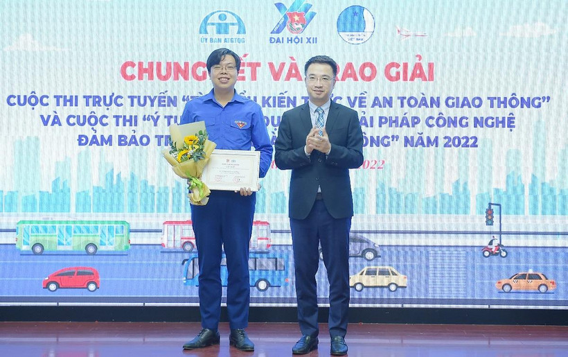 Bí thư Trung ương Đoàn Thanh niên cộng sản Hồ Chí Minh Nguyễn Tường Lâm (bên phải) trao giải Nhất Cuộc thi trực tuyến “Thanh niên với văn hóa giao thông” năm 2022 tặng thí sinh Nguyễn Hoàng Phúc. 