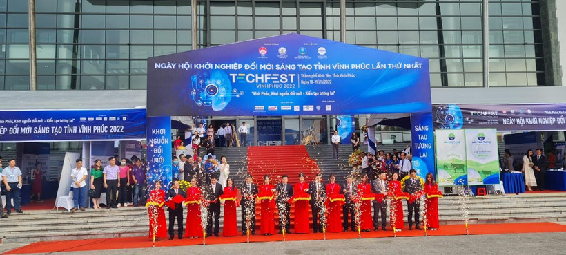 Ban tổ chức cắt băng khai mạc triển lãm Techfest Vĩnh Phúc 2022.