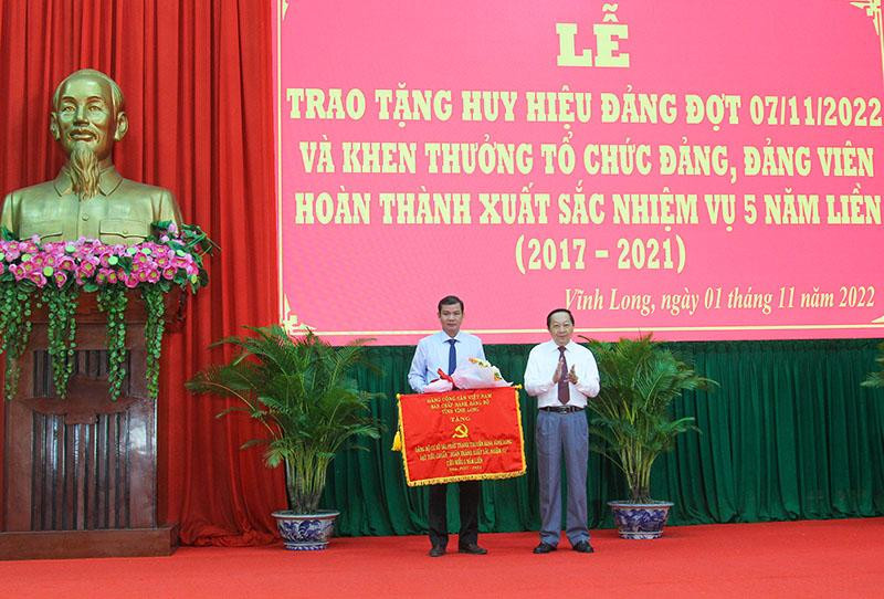 Đảng bộ cơ sở Đài Phát thanh và Truyền hình Vĩnh Long được tặng Cờ thi đua đạt tiêu chuẩn “Hoàn thành xuất sắc nhiệm vụ tiêu biểu 5 năm liền (2017-2021)”. 