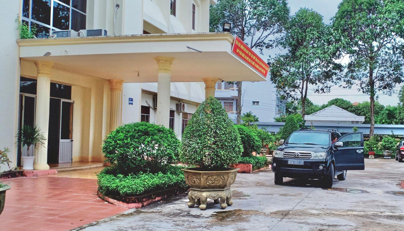 Lực lượng chức năng Viện Kiểm sát nhân dân tối cao tiến hành khám xét nơi làm việc của ông Châu Văn Mỹ, vào gần trưa 14/11.