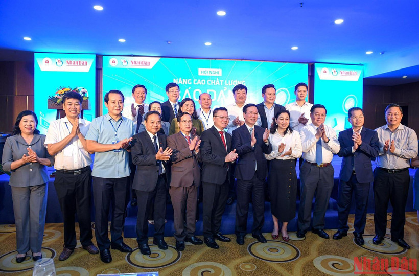 Các đại biểu chụp ảnh lưu niệm tại hội nghị.