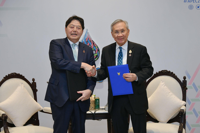 Bộ trưởng Ngoại giao Thái Lan Don Pramudwinai và Bộ trưởng Ngoại giao Nhật Bản Yoshimasa Hayashi tại Lễ ký kết.