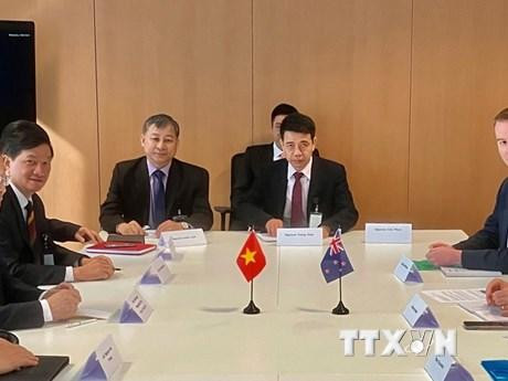 Đoàn đại biểu cấp cao Đảng Cộng sản Việt Nam làm việc với Bộ Ngoại giao và Thương mại New Zealand. (Ảnh: TTXVN)