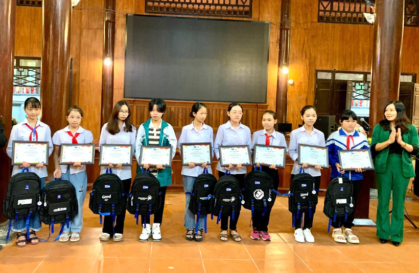 Quảng cảnh trao giải cuộc thi “ Kể chuyện di sản qua tranh”.