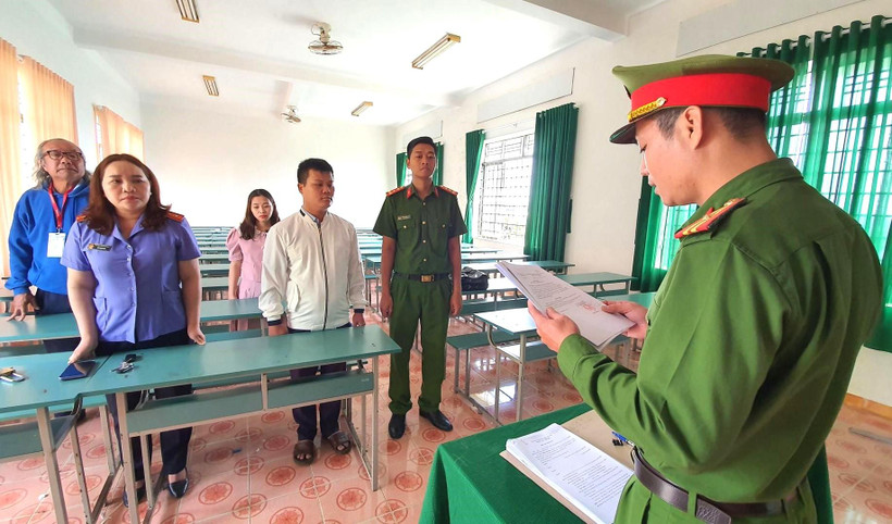 Cơ quan cảnh sát điều tra Công an tỉnh Đắk Lắk thi hành quyết định khởi tố bị can đối với Tô Viết Tài (người mặc áo khoác trắng). (Ảnh: Sỹ Đức)