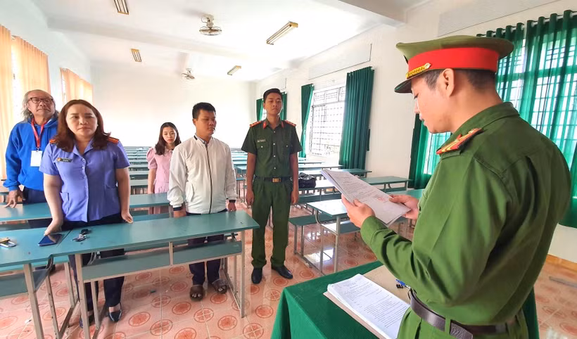 Cơ quan cảnh sát điều tra Công an tỉnh Đắk Lắk thi hành quyết định khởi tố bị can đối với Tô Viết Tài (người mặc áo khoác trắng). (Ảnh: Sỹ Đức)