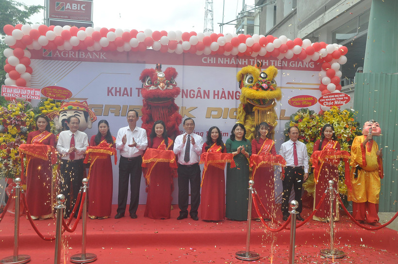 Cắt băng khai trương Ngân hàng số-Agribank Digital tại Tiền Giang.