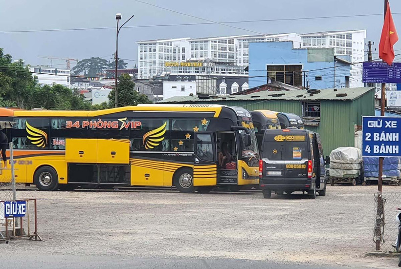 Bãi giữ xe tại trung tâm Đà Lạt, nơi các nhà xe chạy tuyến cố định thường đón trả khách. (Ảnh: Đ.K)