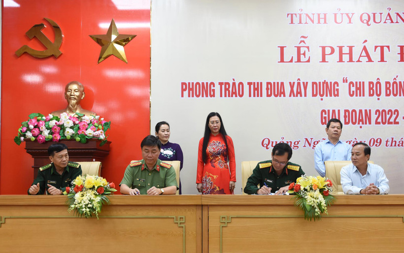 Lãnh đạo các đảng bộ trực thuộc Tỉnh ủy Quảng Ngãi ký kết giao ước thi đua xây dựng “chi bộ bốn tốt”, “đảng bộ cơ sở bốn tốt”.