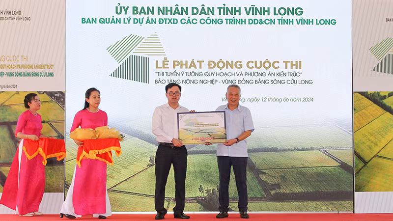 Tổng Giám đốc Quỹ Hỗ trợ bảo tồn di sản văn hóa Việt Nam Tô Văn Động trao bảng tượng trưng 2 tỷ đồng hỗ trợ giải thưởng cho cuộc thi. 