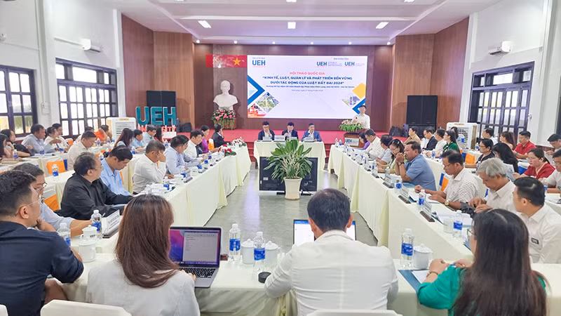 Các đại biểu tham gia phiên tổng thể của hội thảo.