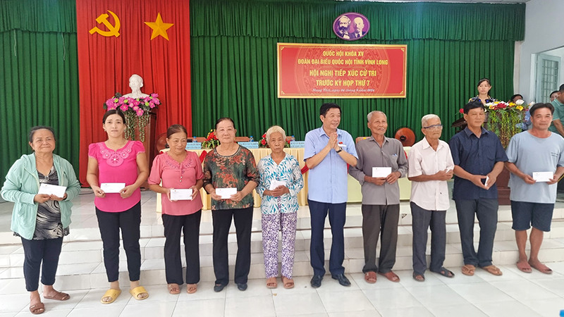 Bí thư Tỉnh ủy Vĩnh Long Bùi Văn Nghiêm trao quà cho gia đình chính sách. 
