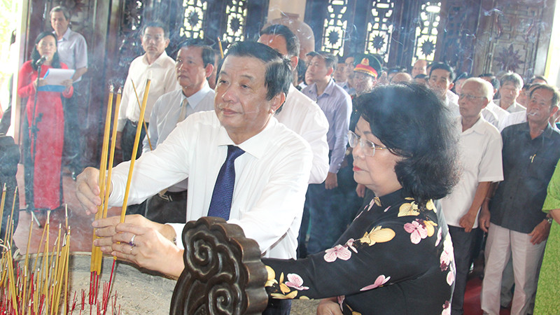 Nguyên Phó Chủ tịch nước Đặng Thị Ngọc Thịnh cùng lãnh đạo tỉnh Vĩnh Long dâng hương kỷ niệm 112 năm ngày sinh Chủ tịch Hội đồng Bộ trưởng Phạm Hùng. 