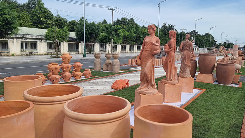 Theo kế hoạch, đường gốm và hoa mừng Xuân Giáp Thìn 2024 sẽ được thực hiện tại đường nối đường Võ Văn Kiệt với đường Phạm Hùng, phường 9, thành phố Vĩnh Long, tỉnh Vĩnh Long. 