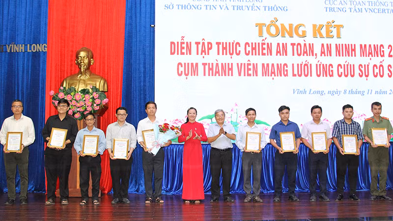 Khen thưởng các đội đạt giải trong diễn tập thực chiến an toàn, an ninh mạng năm 2024. 