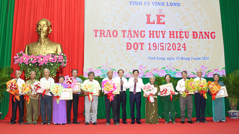 Trao huy hiệu Đảng cho những vị cao niên tuổi đảng. 