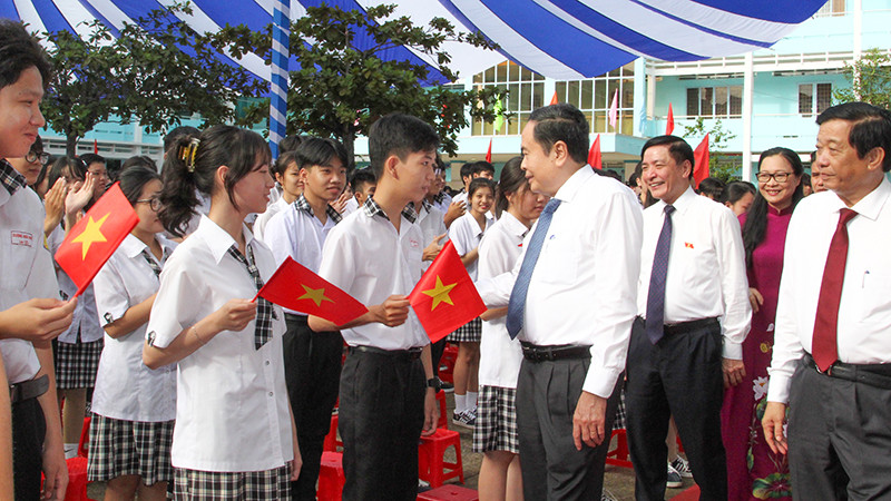 Chủ tịch Quốc hội Trần Thanh Mẫn thăm hỏi, động viên các em học sinh của Trường trung học phổ thông Phạm Hùng. 