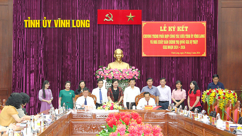Lễ ký kết giữa Tỉnh ủy Vĩnh Long và Nhà xuất bản Chính trị quốc gia Sự thật.