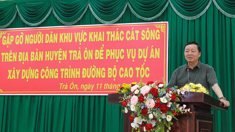 Phó Thủ tướng Trần Hồng Hà phát biểu tại buổi gặp gỡ người dân vùng mỏ cát tại huyện Trà Ôn, tỉnh Vĩnh Long. 