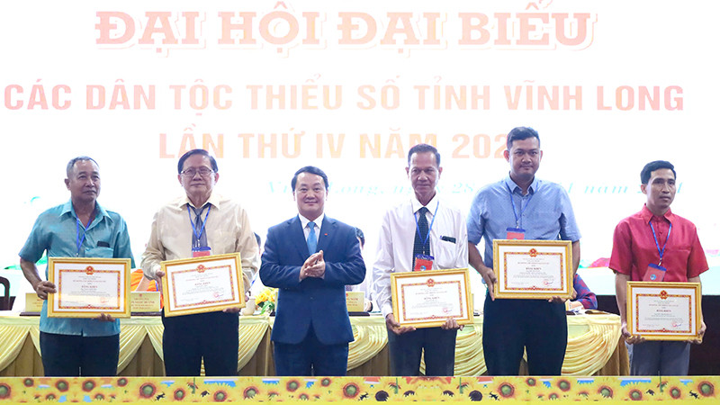 Bộ trưởng, Chủ nhiệm Ủy ban Dân tộc Hầu A Lềnh tặng Bằng khen cho tập thể và cá nhân có thành tích tiêu biểu, xuất sắc trong phong trào thi đua yêu nước giai đoạn 2019-2024.