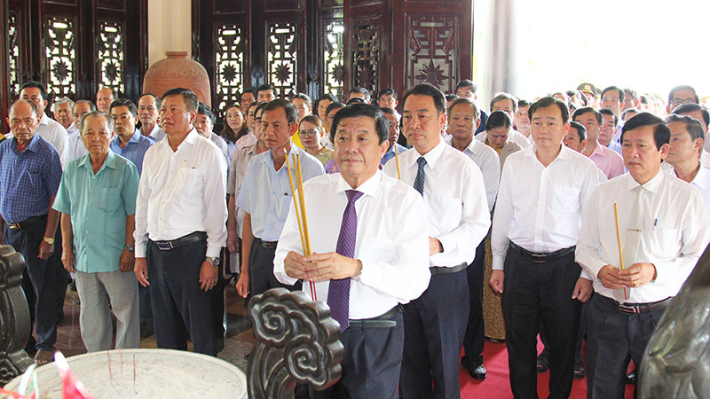 Bí thư Tỉnh ủy Vĩnh Long Bùi Văn Nghiêm cùng lãnh đạo tỉnh Vĩnh Long dâng hương Chủ tịch Hội đồng Bộ trưởng Phạm Hùng. 