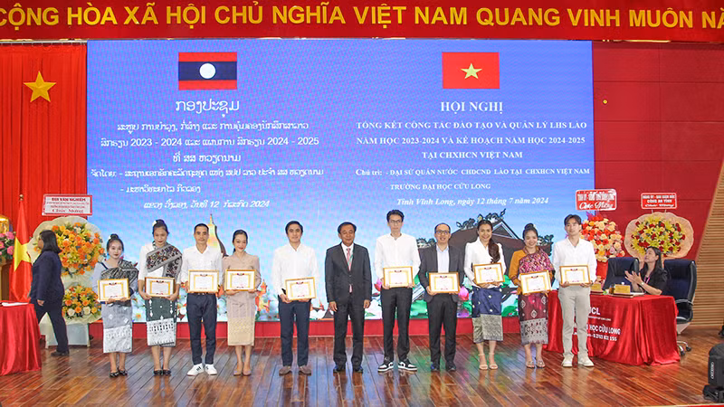 Khen thưởng lưu học sinh Lào có thành tích học tập tốt. 