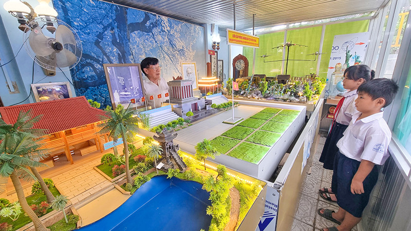 Các em học sinh đến tham quan mô hình sa bàn tại nhà ông 2 Minh. 