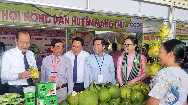 Đại biểu tham quan các gian hàng trưng bày sản phẩm đặc sản vùng miền.