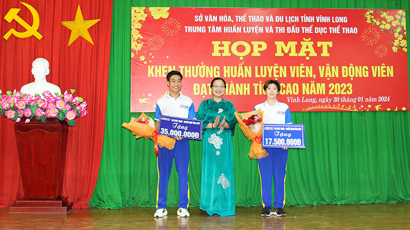 Lãnh đạo tỉnh Vĩnh Long trao thưởng cho vận động viên đạt thành tích cao