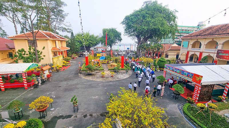 Đoàn lãnh đạo tỉnh Vĩnh Long vào viếng, thắp hương tại nơi thờ tự Quốc Tổ Hùng Vương được đặt tại ngôi Nhà cổ trong khuôn viên Bảo tàng Vĩnh Long (phường 1, thành phố Vĩnh Long).