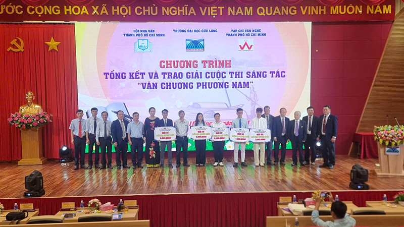 Ban tổ chức trao giải cho tác giả đạt giải. 