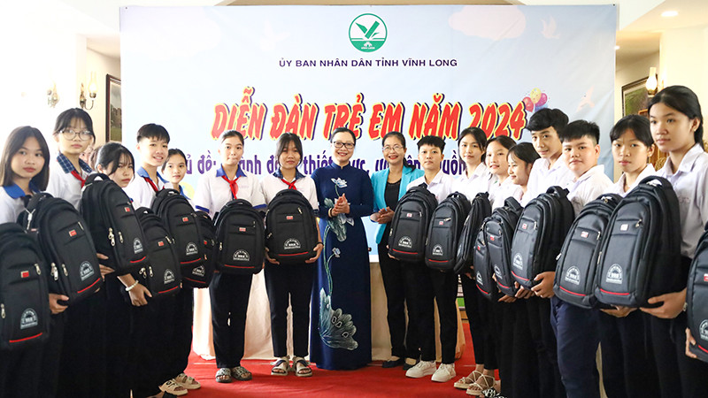 Lãnh đạo tỉnh Vĩnh Long tặng quà cho các em tham gia Diễn đàn. 