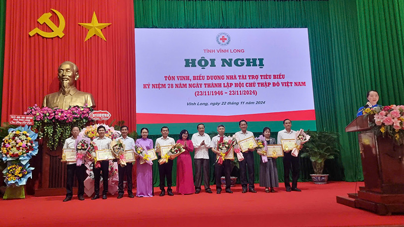 Lãnh đạo tỉnh Vĩnh Long trao Bằng khen cho những tập thể và cá nhân tích cực đóng góp trong công tác xã hội, từ thiện, nhân đạo trên địa bàn tỉnh.