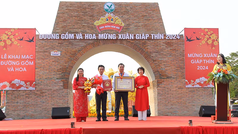 Tổ chức kỷ lục Việt Nam trao giấy chứng nhận “Đường gốm đỏ và hoa dài nhất Việt Nam”. 